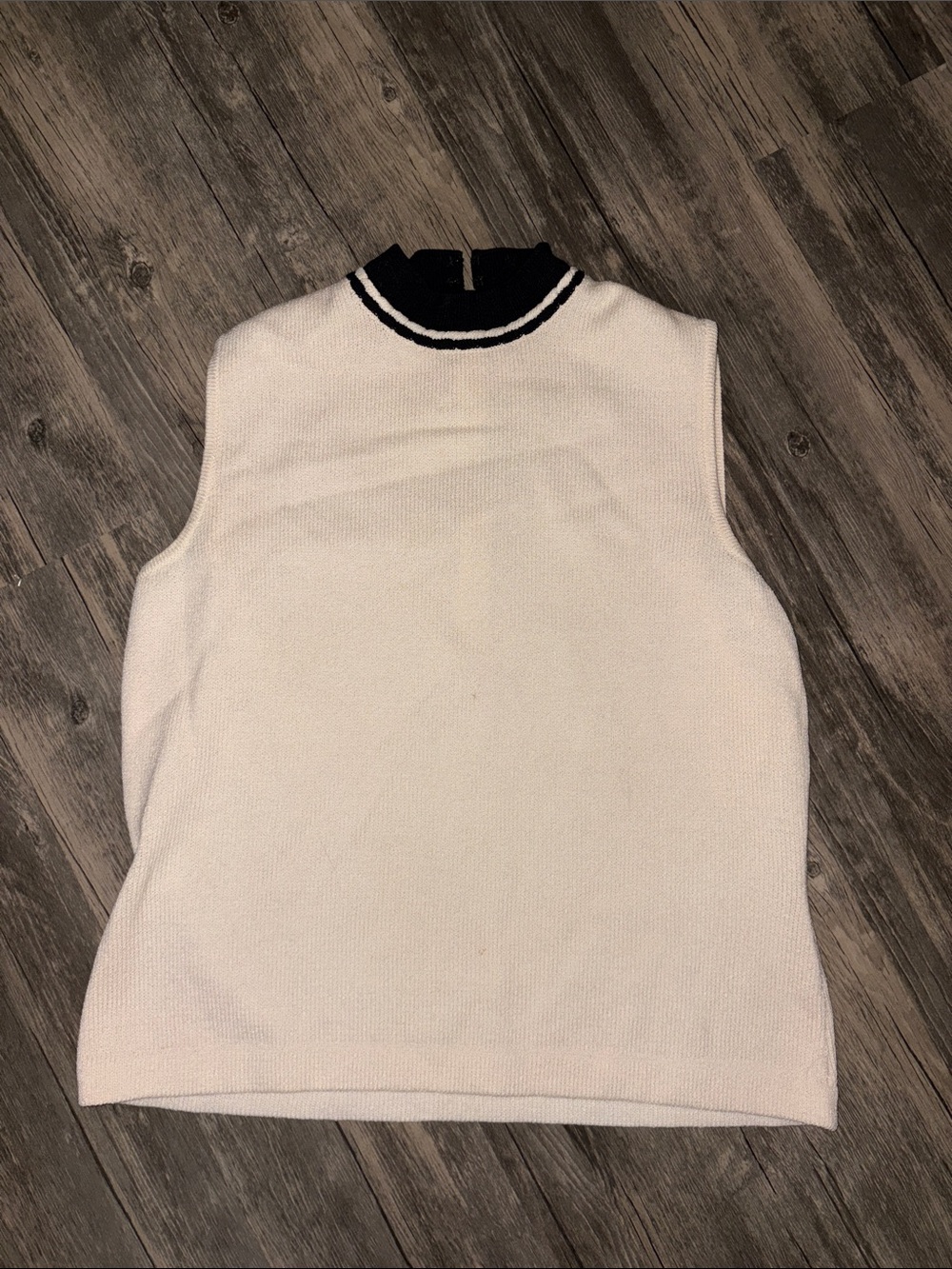 90s St. John woman’s summer blouse - small 
Old money style